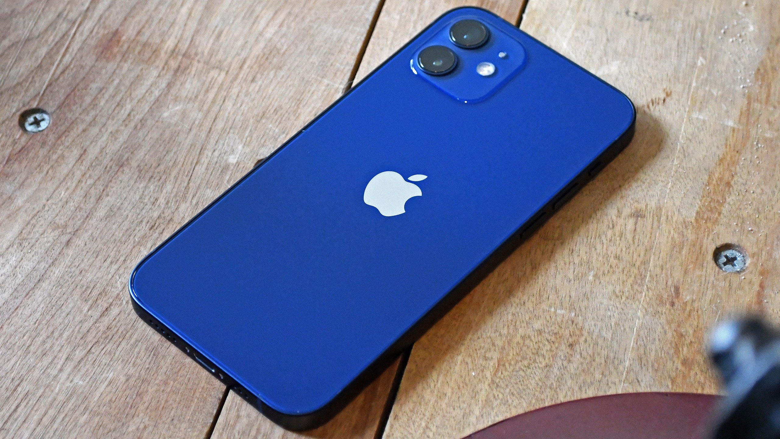 Ölkəyə qanunsuz yolla 14 “iPhone” keçirmək istədilər-