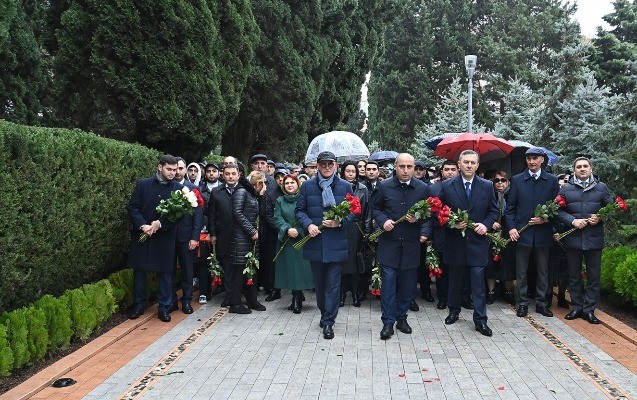 Elm və Təhsil Nazirliyinin kollektivi Fəxri xiyabanda - Fotolar