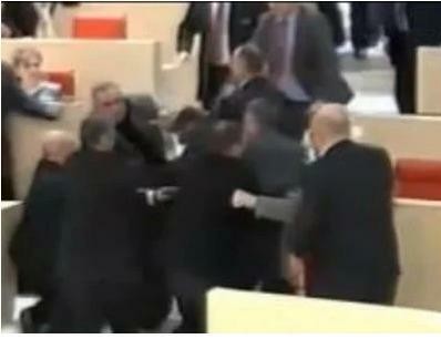 Gürcüstanda deputatlar əlbəyaxa oldu: “Rusiya arzusu”nun sonu yaxınlaşır