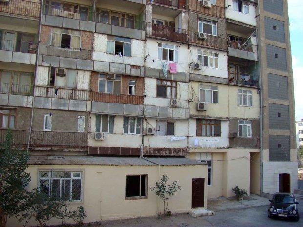 Yataqxana və qəzalı binalarda yaşayan məcburi köçkünlər bu evlərə köçürülsün -