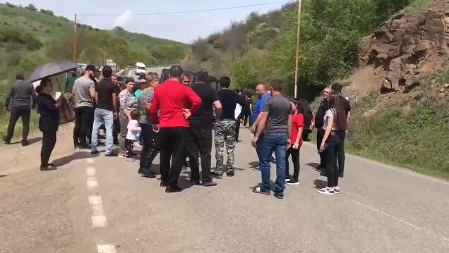 Ermənilərin 4 kəndlə bağlı etirazı davam edir: yolu yenə bağladılar -