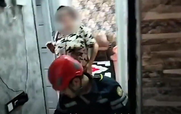 Bağlı qapı arxasında köməksiz qalan vətəndaş xilas edildi - Video