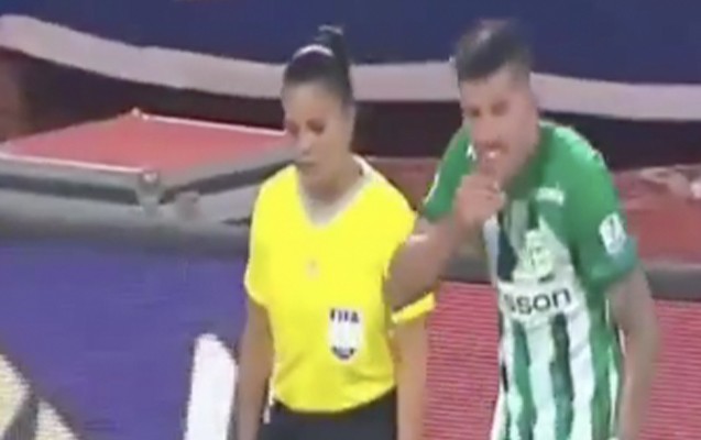 Azarkeşlər futbolçuya bıçaq atdı - Video