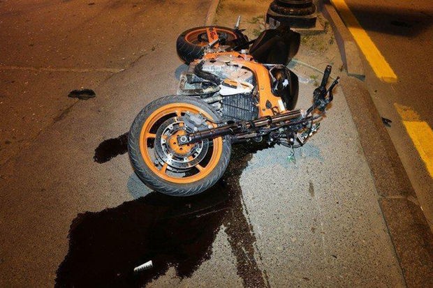 В Баку столкнулись мотоцикл и автомобиль, есть пострадавшая