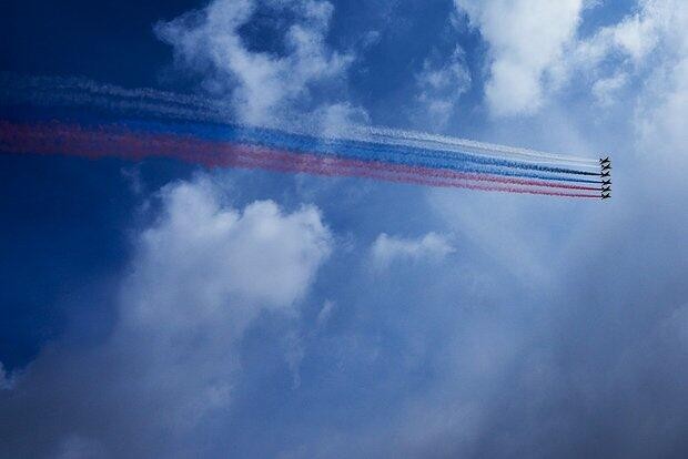 Pilotlar Fransa səmasını Rusiya bayrağının rənglərinə BOYADILAR -