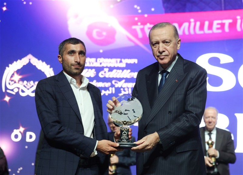 Эрдоган наградил Сарвара Баширли, собиравшего помощь после землетрясения в Турции -