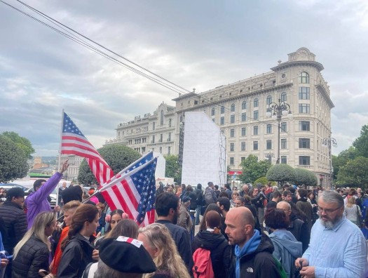 В Тбилиси снова протесты. На этот раз и с американскими флагами