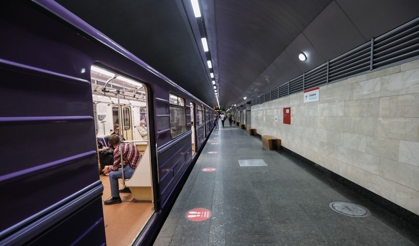 Azərbaycanlı aparıcıya metroda "SAYMAZLIQ" - VİDEO