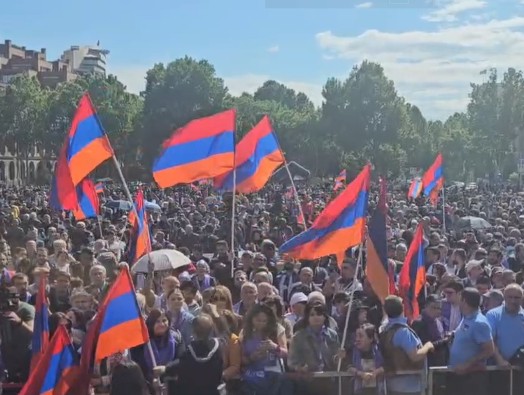 Протестующие заполнили центр Еревана