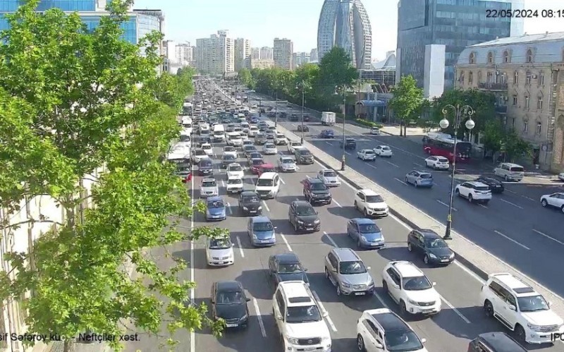 В Баку на ряде дорог наблюдаются пробки