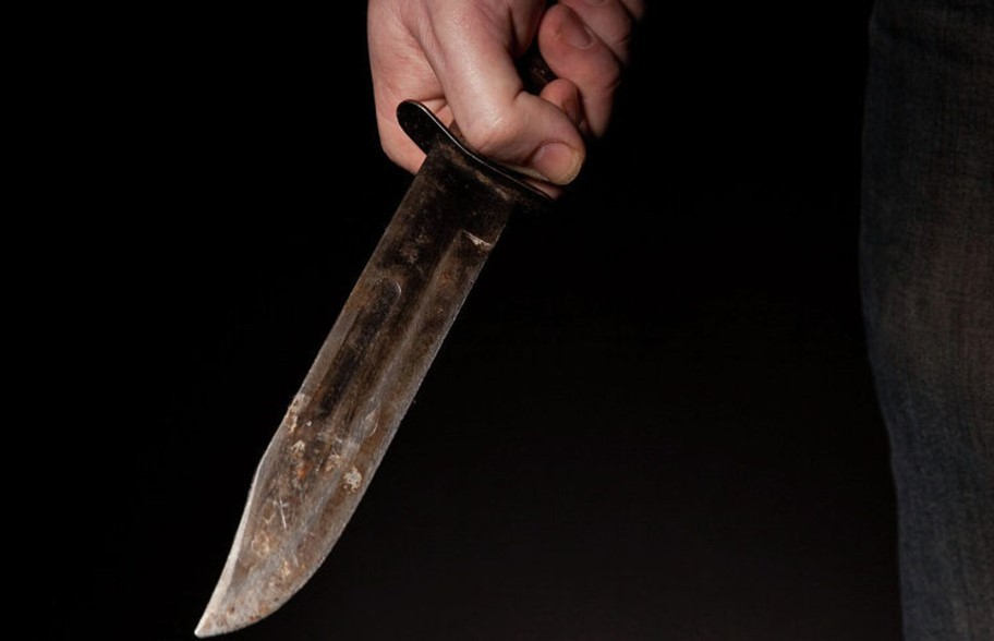 В Сураханском районе мужчина напал с ножом на свою жену