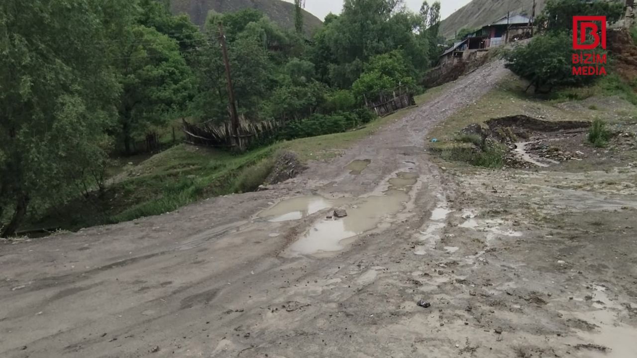 Qubada sel yolları yudu, körpünü uçurdu -