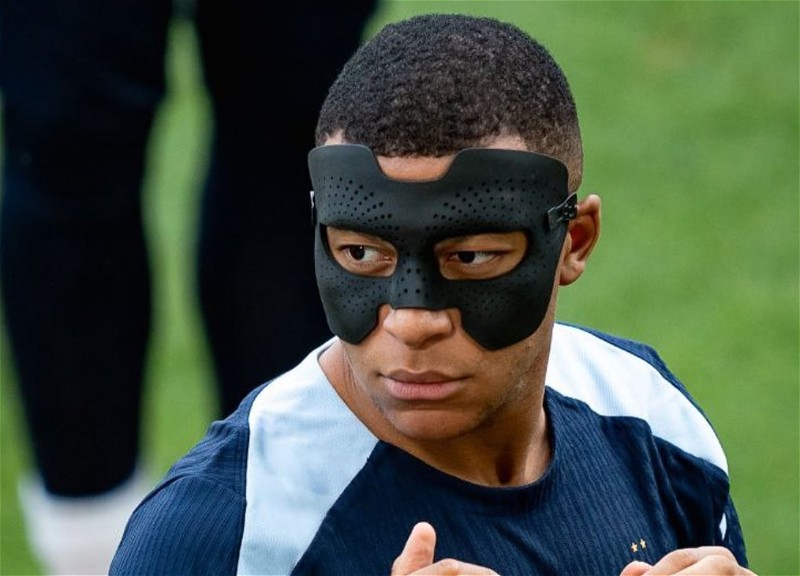 В сборной Франции показали новую маску сломавшего нос Мбаппе