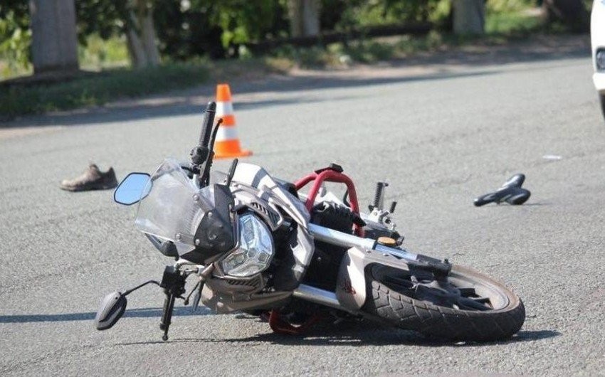Qaraçuxurda motosikletçi yol qəzasında xəsarət aldı