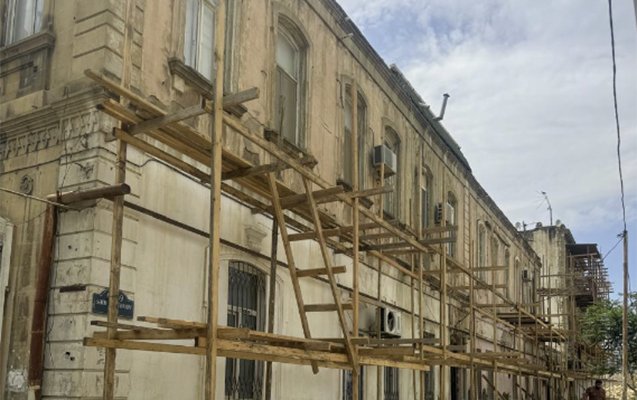 BŞİH müdaxilə etdi, tarixi binada təmir işləri dayandırıldı - Fotolar