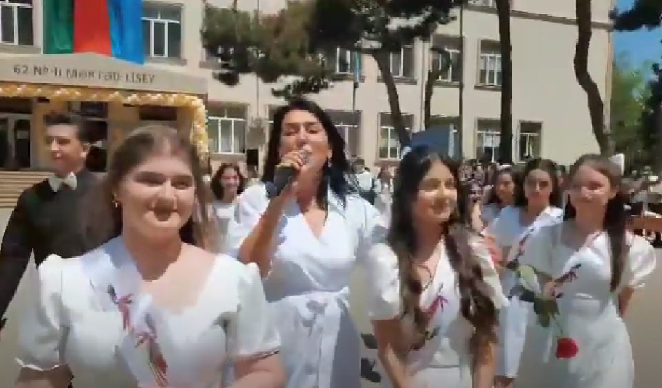 Məktəb direktorundan “Son zəng” tədbirində MARAQLI İFA –