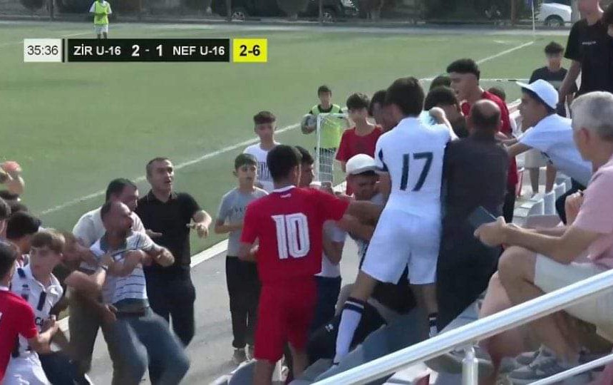 Azərbaycanda canlı yayımda məşqçi döyüldü - Video