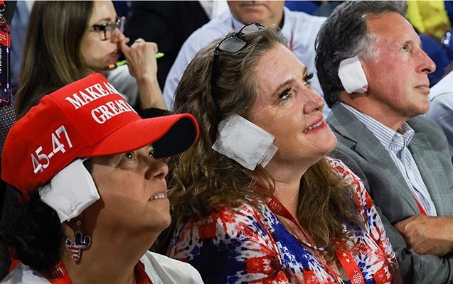 Trampa dəstək üçün qulaqlarına sarğı taxdılar - Fotolar + Video