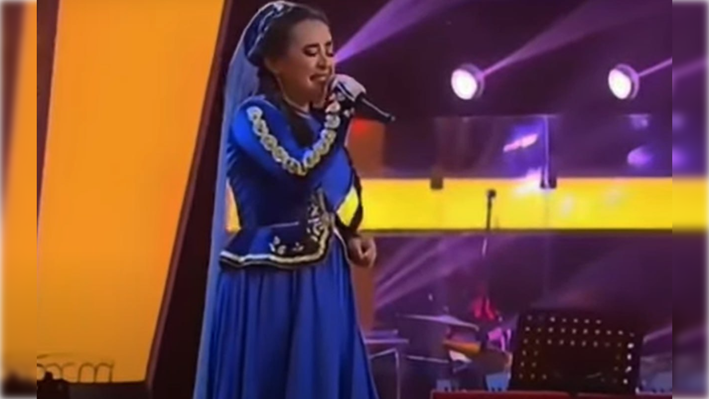 Özbək müğənni yarışmada “Bayatı-Şiraz”ı oxudu -