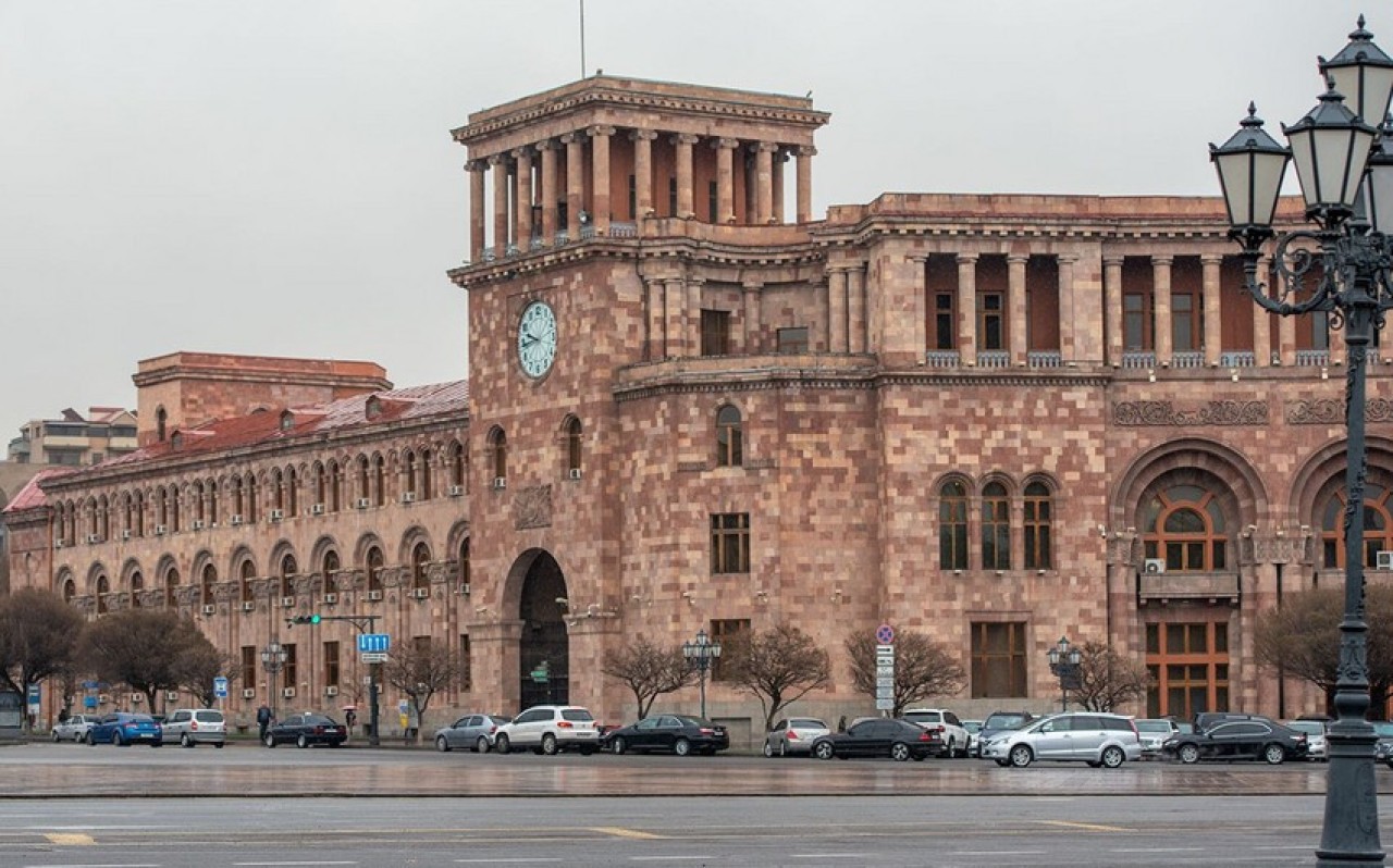 Ermənistanda bir neçə yüksək vəzifəli məmur istefa ərizəsi verib