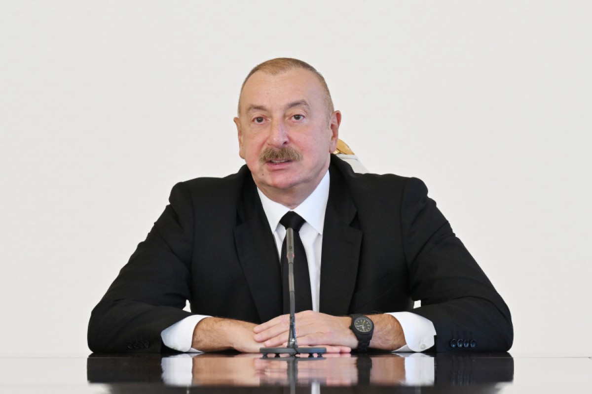 Ильхам Алиев встретился с семьями погибших членов экипажа самолета AZAL