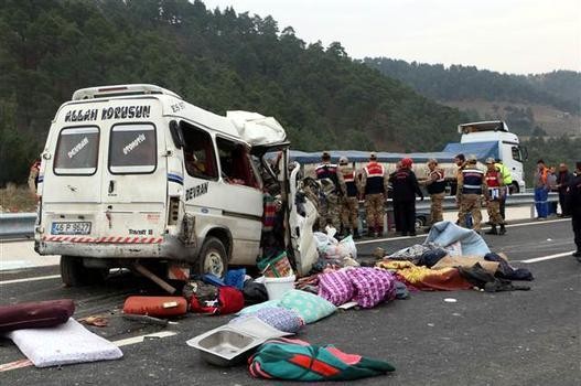 Türkiyədə şagirdləri daşıyan mikroavtobus aşdı -