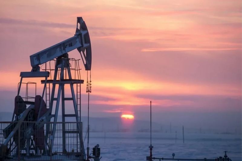 Цена на азербайджанскую нефть снизилась ниже 77 долларов