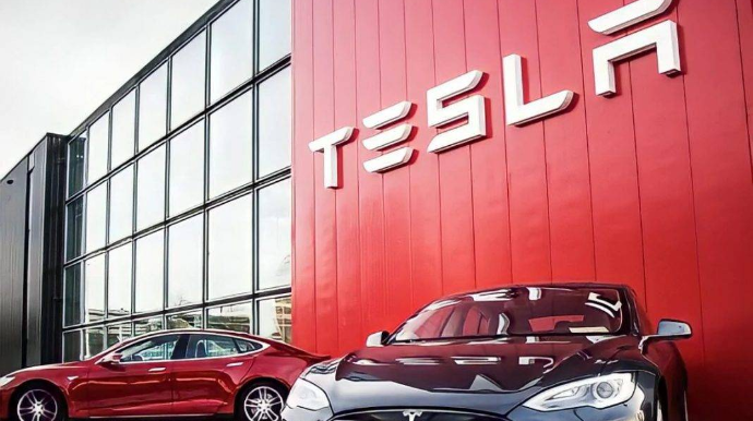 Tesla shares slide 6%, extend 2025 rout amid swarm of headwinds