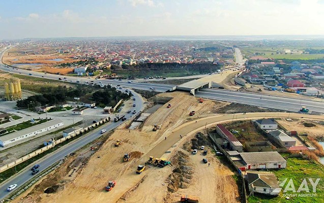 Yeni yolun tikintisindən -