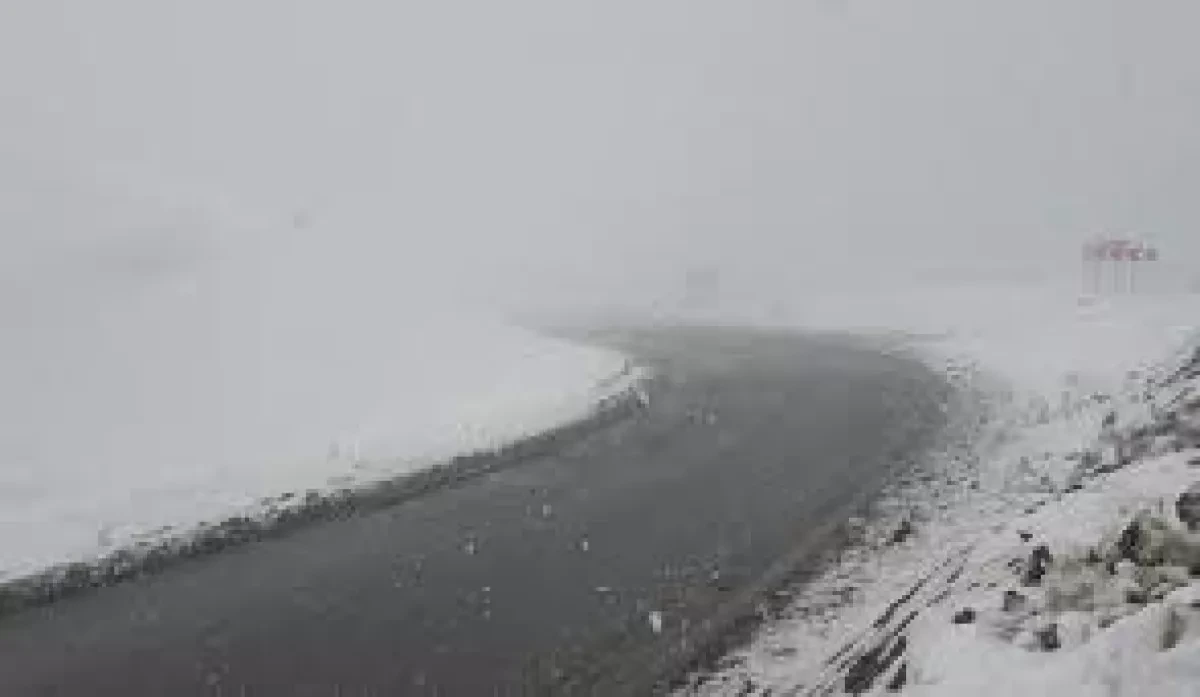 Icy conditions hinder traffic on Armenia-Iran route