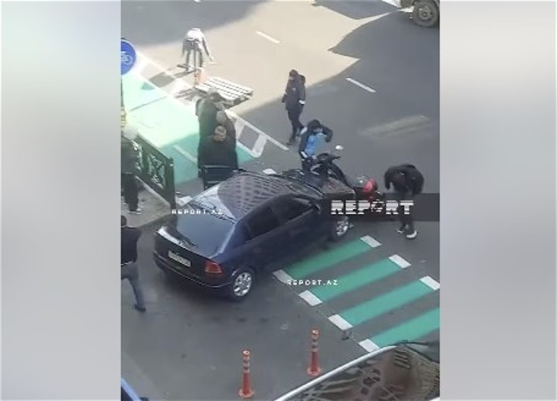 В Баку на велодорожке столкнулись автомобиль и мотоцикл