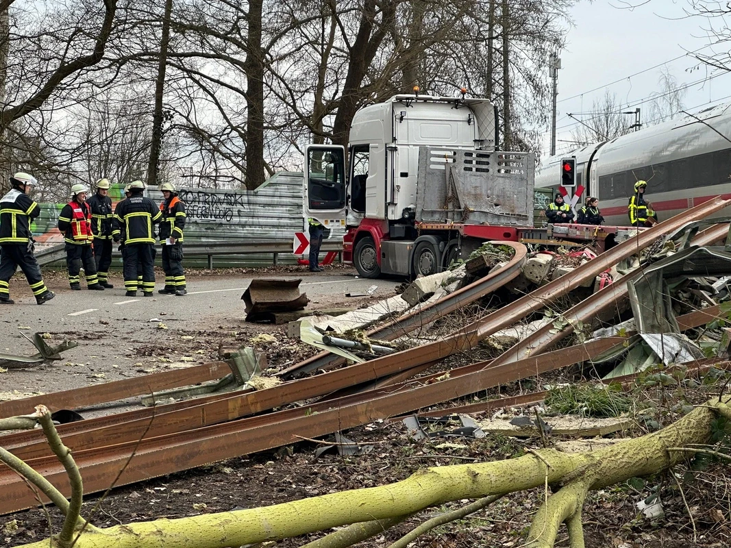 В Германии скоростной поезд столкнулся с грузовиком: пострадали 12 человек