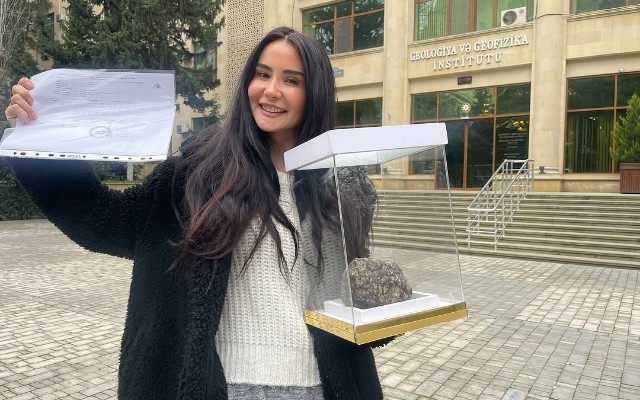 Aparıcının evinə düşən daşın meteorit olduğu təsdiqləndi - FOTOLAR