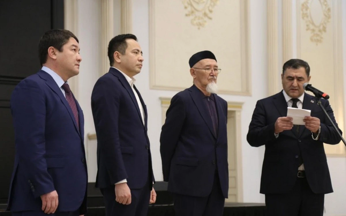 В Актау прошла церемония в память о жертвах потерпевшего крушение самолета AZAL