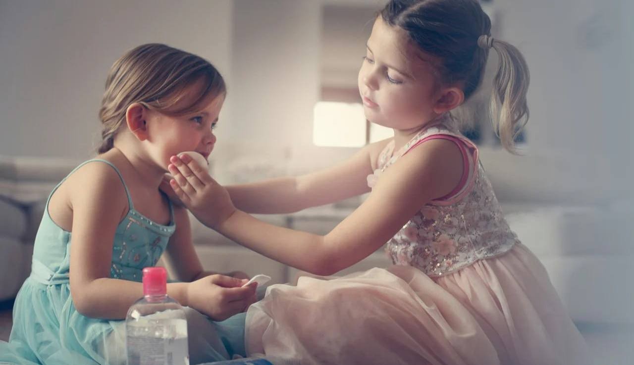 Azyaşlılara makiyaj qadağan edilməlidir