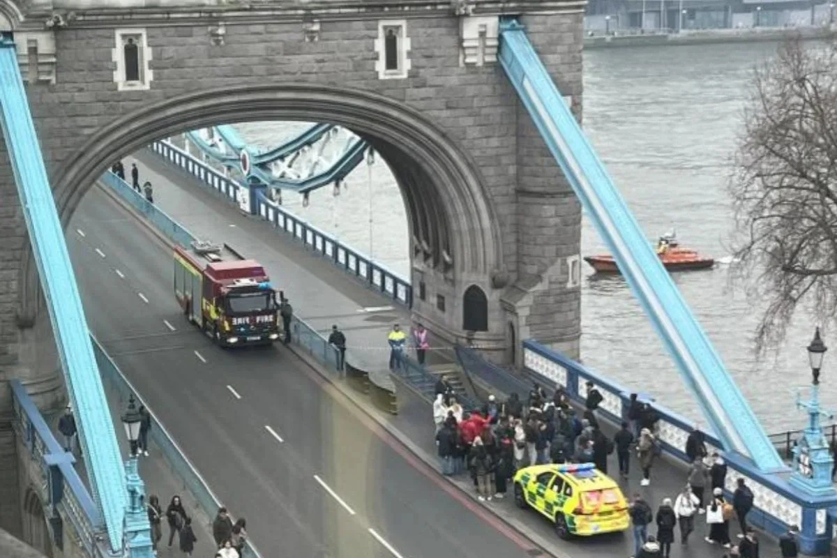 В Лондоне перекрыли Тауэрский мост из-за забравшегося на него человека