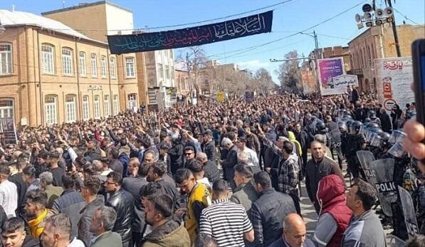 Thousands of Azerbaijanis protest in Urmia - Video