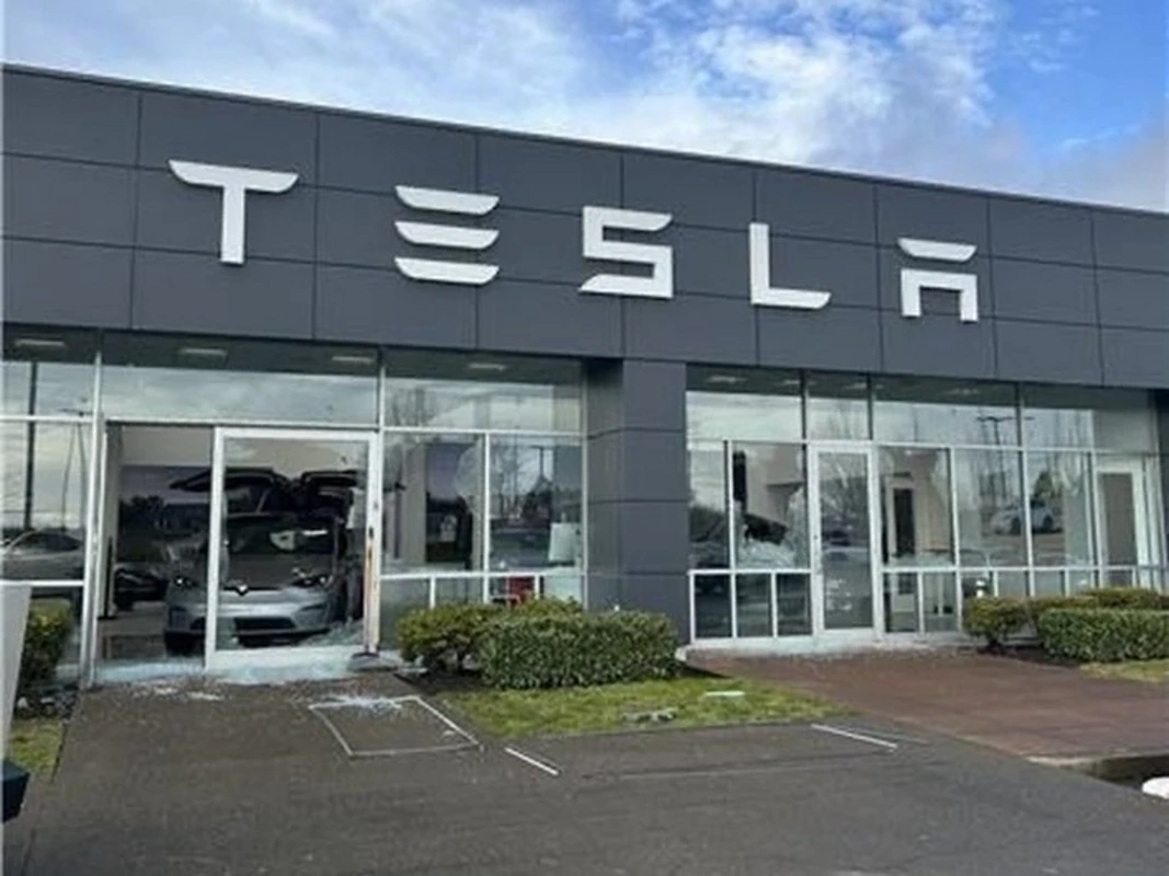 Трамп назвал террористами нападающих на центры и автомобили Tesla