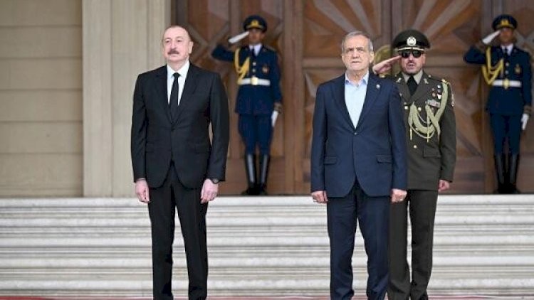 Pezeşkianın arxasında dayanan şəxs kimdir? - Foto