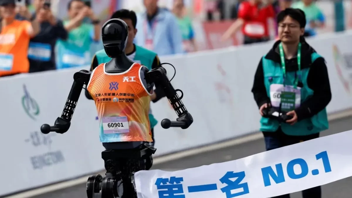 Humanoid robots race alongside humans at Beijing half-marathon