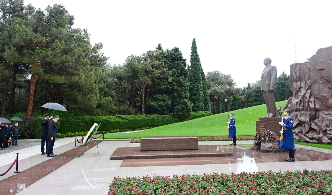 Georgian President visits grave of Great Leader Heydar Aliyev