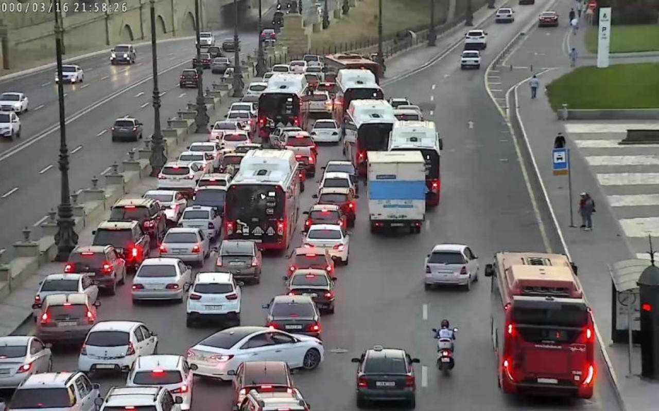 Yeni həftəyə tıxacla başlayan yollar