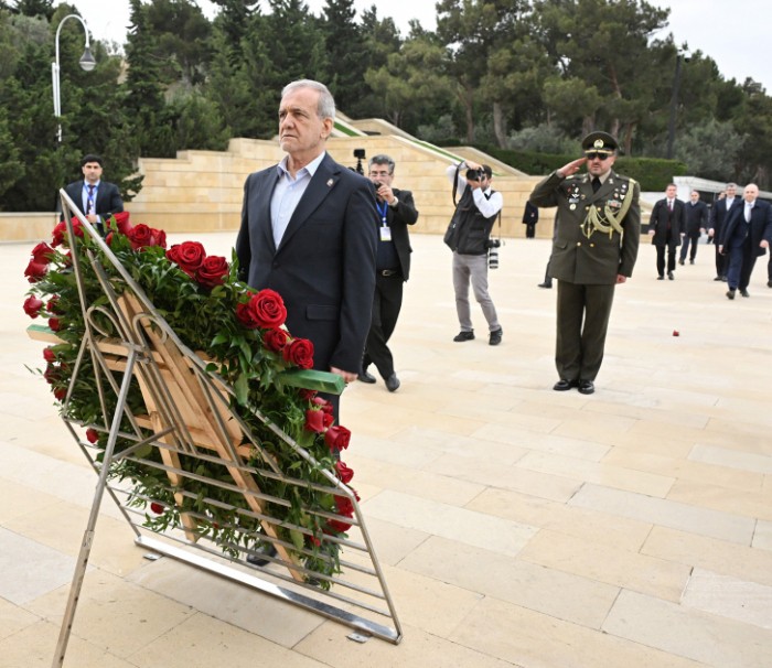 Iran's Masoud Pezeshkian pays tribute to Azerbaijani martyrs in Baku
