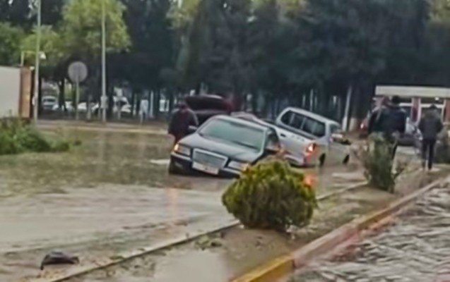 Sumqayıtda avtomobillər yağış sularında batdı -