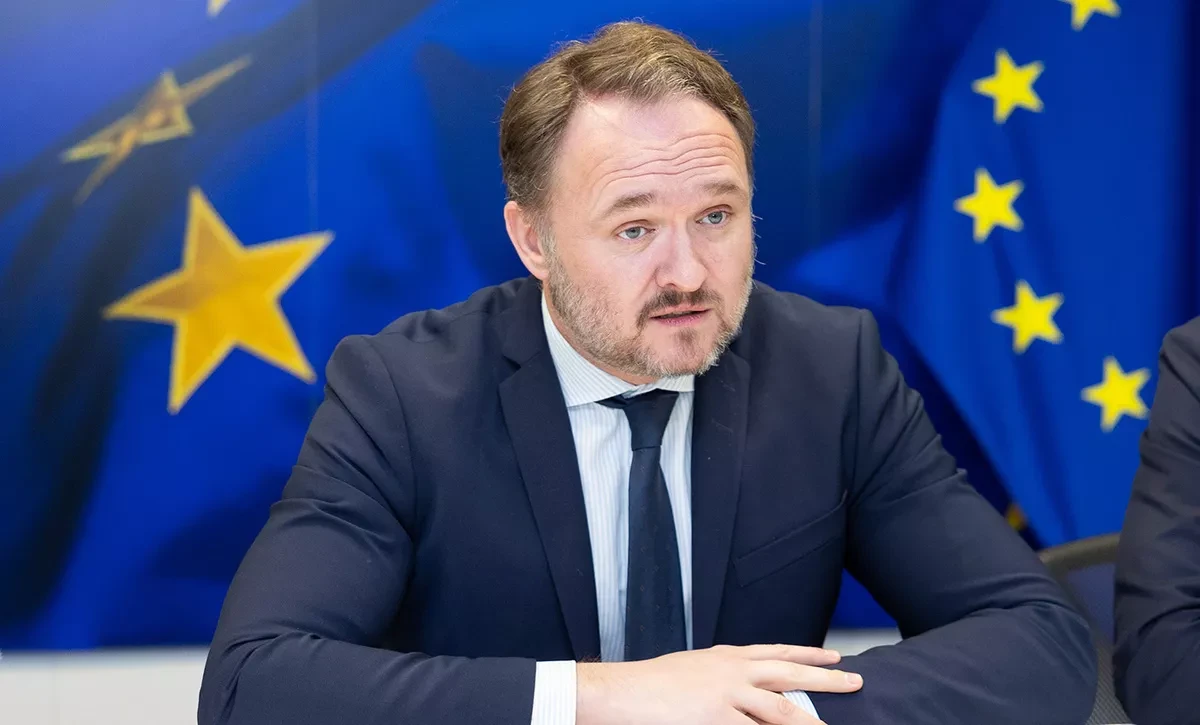 EU unveils plan to ban Russian gas, LNG, nuclear fuel by 2027
