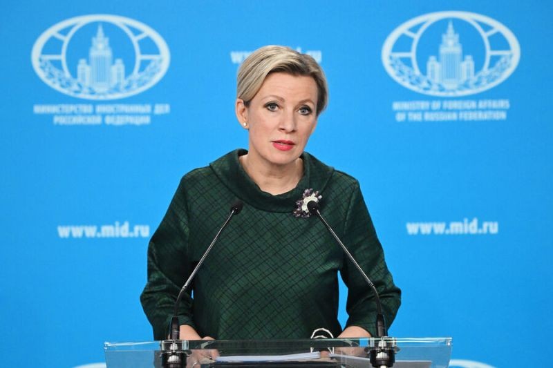 Захарова оценила молчание Берлина из-за видео с «пакетиком» Макрона и «соломинкой» Мерца