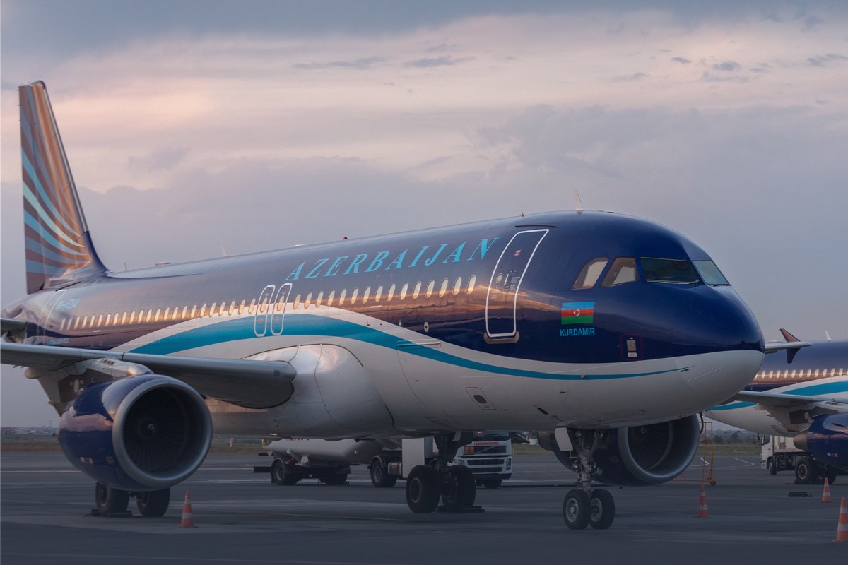 AZAL отменил рейс в Индию. А до Москвы не может долететь
