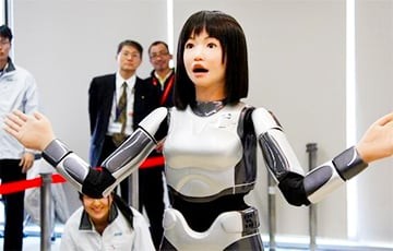 Çin küçələrində insanabənzər robotlar getdikcə daha çox görünür...