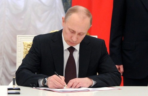 Putin Salyukovu vəzifəsindən azad etdi