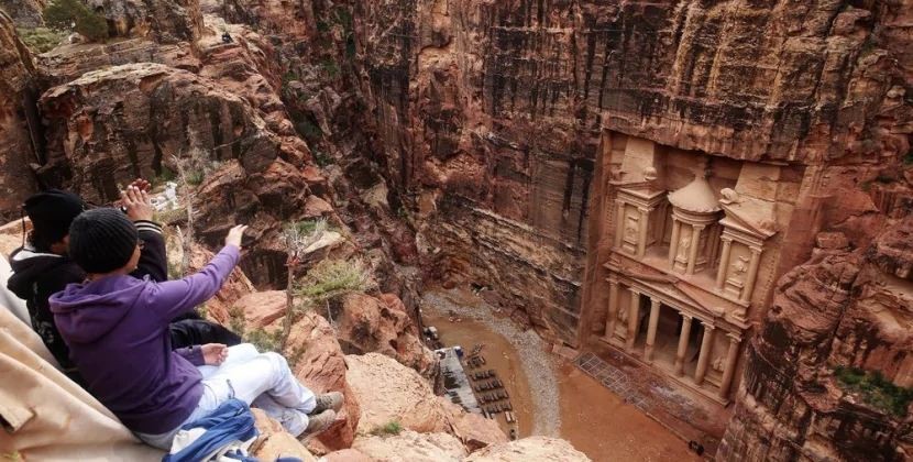Yüzlərlə turist təxliyə edildi: Dünyanın yeddinci möcüzəsi su altında qaldı -